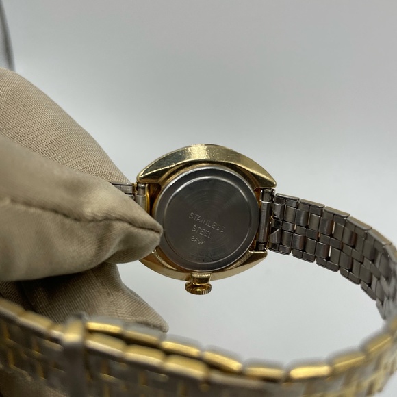 Vintage Beautiful Mechanical Women's Timex Watch - Picture 3 of 7